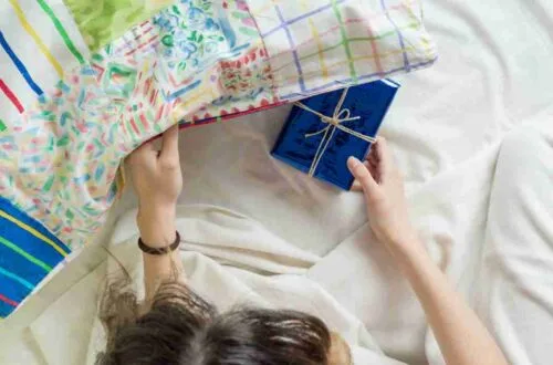 keeping notes under the pillow done as a practice in shifting the current reality